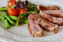 steak-asparagus-and-tomatoes-dinner